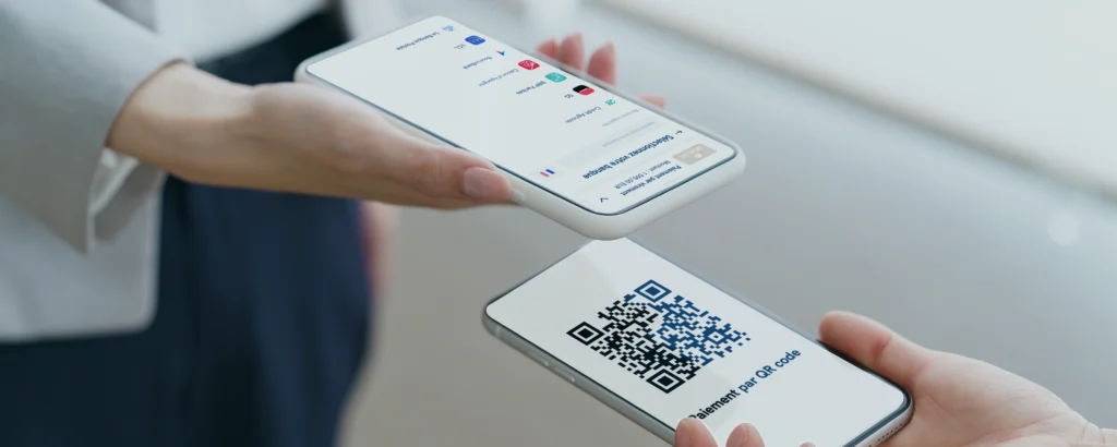 Deux personnes qui effectuent une initiation de paiement par virement par QR code.