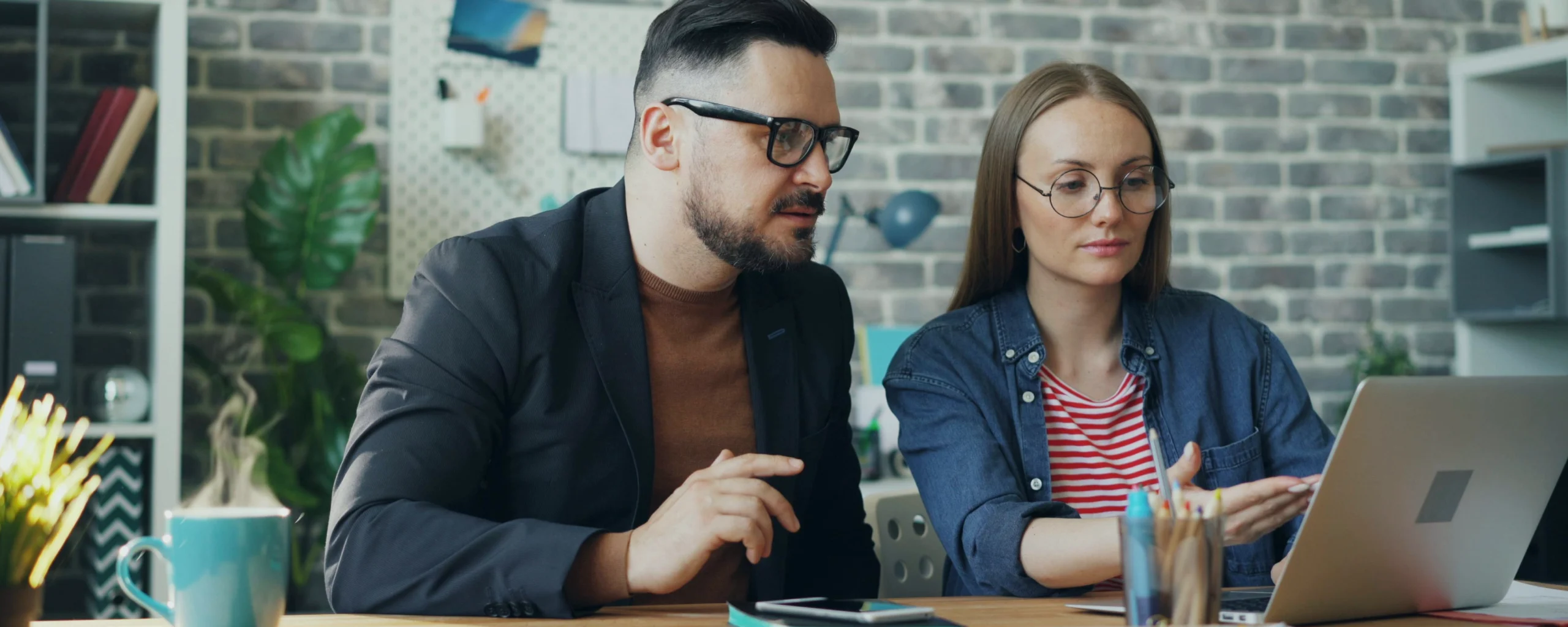 Un couple qui décide comment gérer comptes couple.