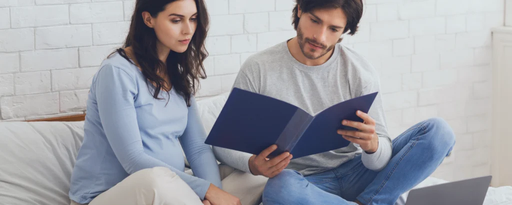 Deux parents qui discutent de la gestion budget avant la naissance d'un enfant.