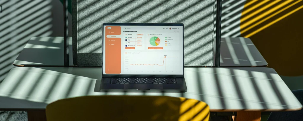 Ordinateur sur un bureau avec le dashboard de la solution Linxo Wealth pour optimiser la gestion patrimoniale grâce à l'agrégation de comptes